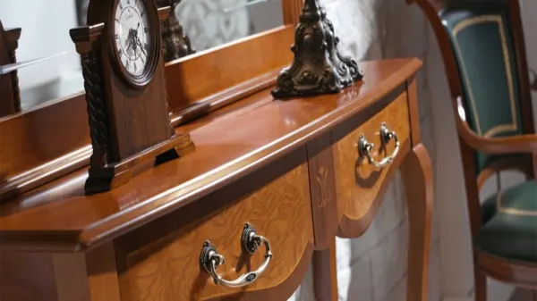 Consola clásica de madera con reloj en un recibidor